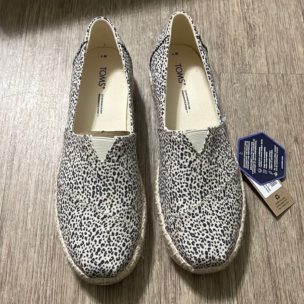 BNWT toms leopard slides sneakers size 7
